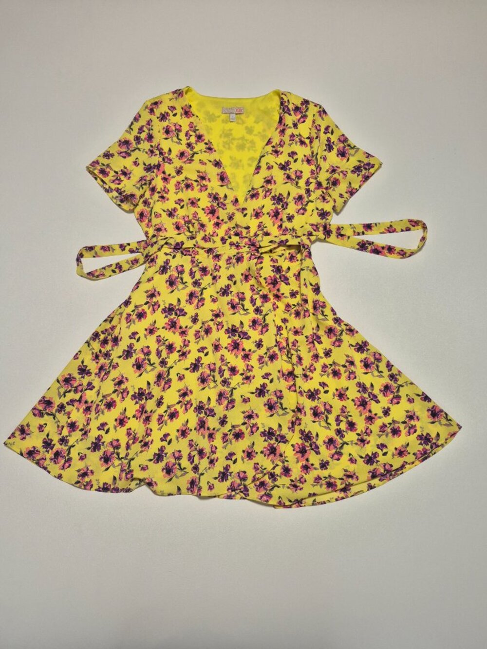 Gianni Bini GB Mini Dress Size S Yellow Pink Floral Faux Wrap V-Neck Tie Waist